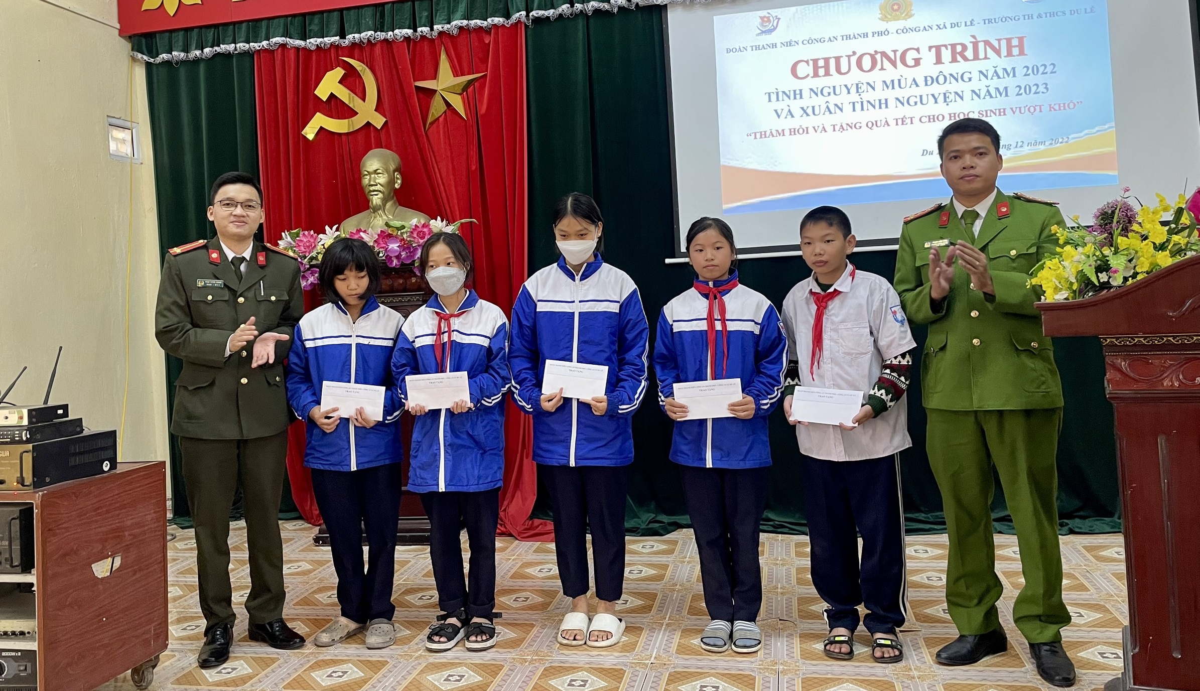 Trao quà Tết tặng các em học sinh vượt khó, học giỏi Trường Tiểu học & THCS Du Lễ (Kiến Thuỵ)